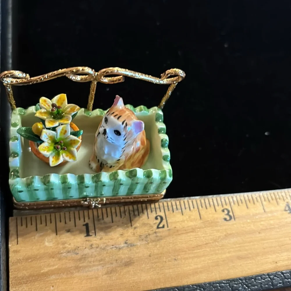 Limoges peint main "cat in flower bed" trinket box - Picture 7 of 9